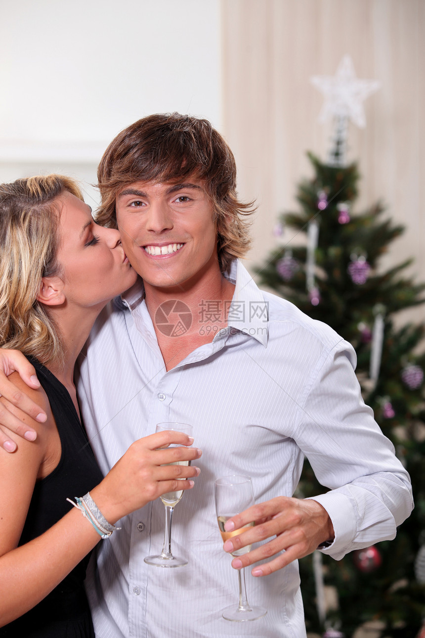 年轻女子在圣诞节亲吻男友时图片