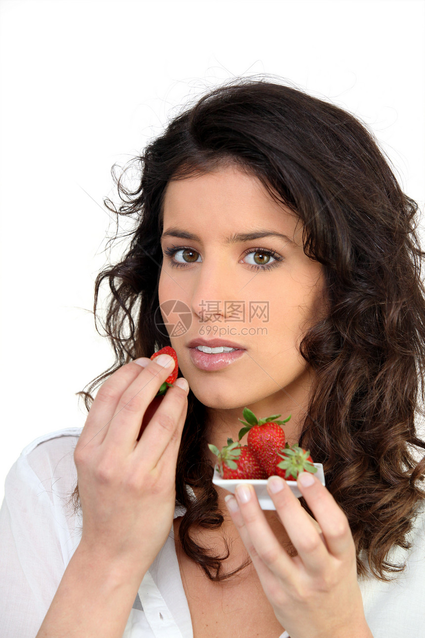 女人吃草莓盘子营养素水果黑发小吃营养怀疑论不确定性维生素女士图片