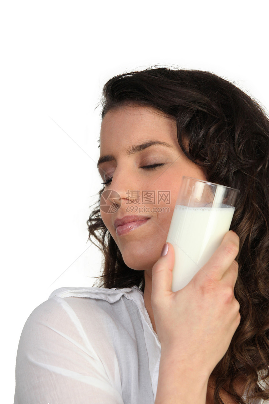持有牛奶杯的妇女骨头极乐白色女士眼睛眼皮产品玻璃口渴奶制品图片