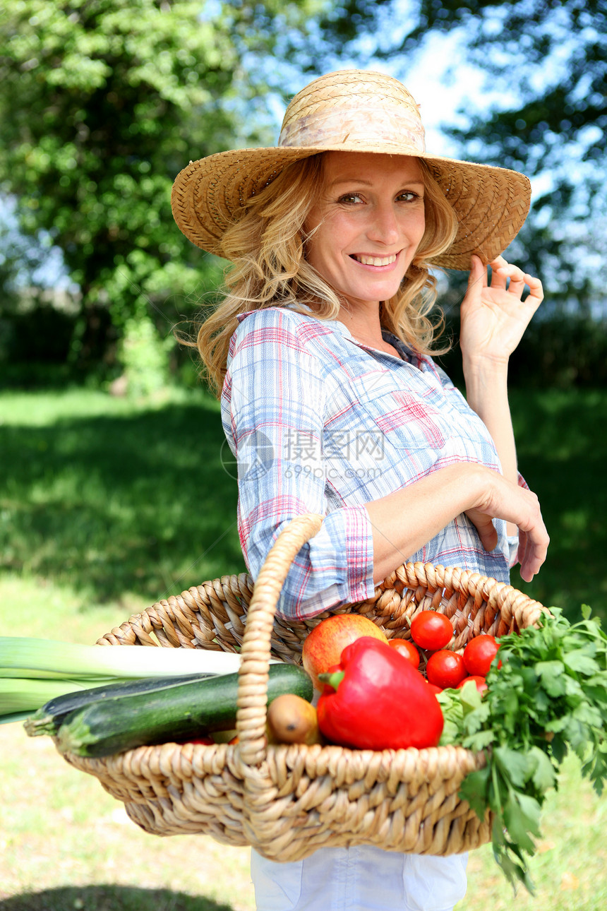 穿着草帽和一篮子蔬菜的漂亮女人帽子饮食女士妻子胡椒食物市场草药洋葱母亲图片