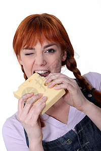 女人咬乳酪块高清图片