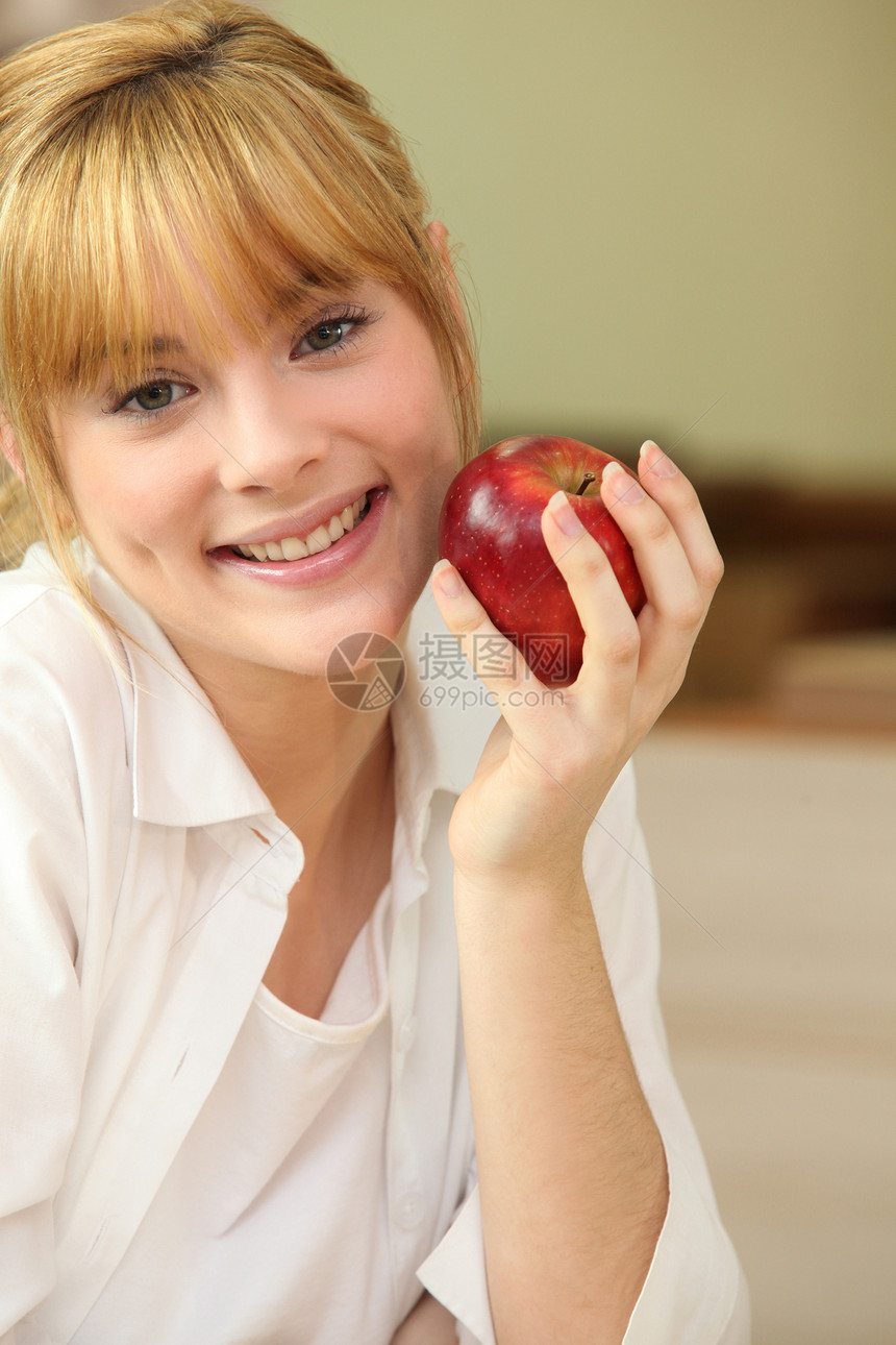一位有苹果的女人的肖像营养刘海食物头发边缘水果营养素金发女郎金发维生素图片
