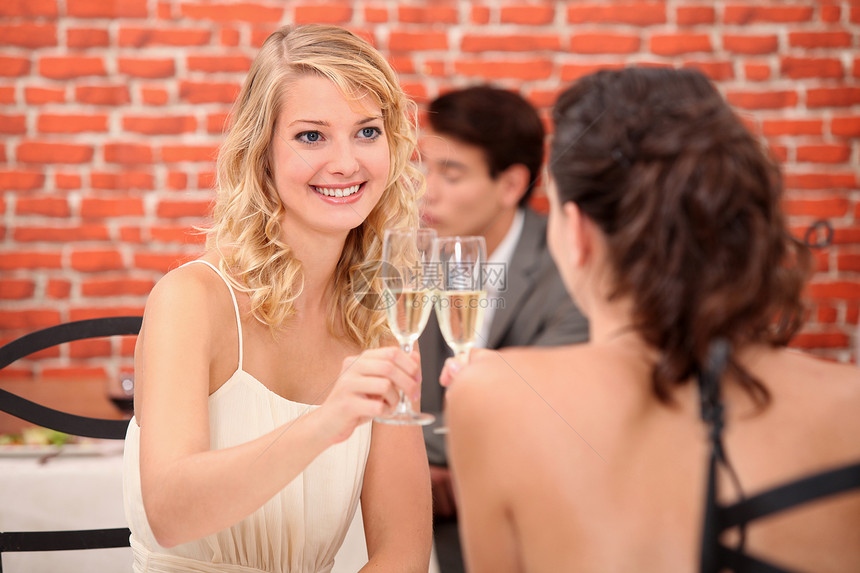 两个女人在餐厅喝香槟图片