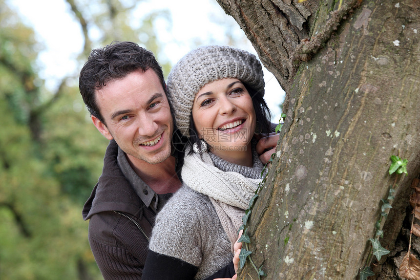 一棵树上的一对夫妇女士女孩妻子帽子花园夫妻快乐公园乐趣女性图片