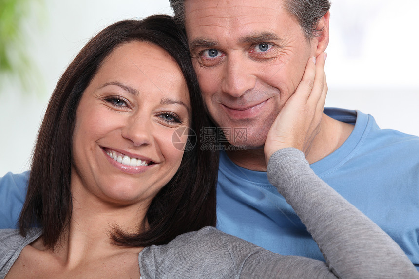 在家幸福的情侣妻子女士夫妻女性快乐拥抱情绪化丈夫投标微笑图片