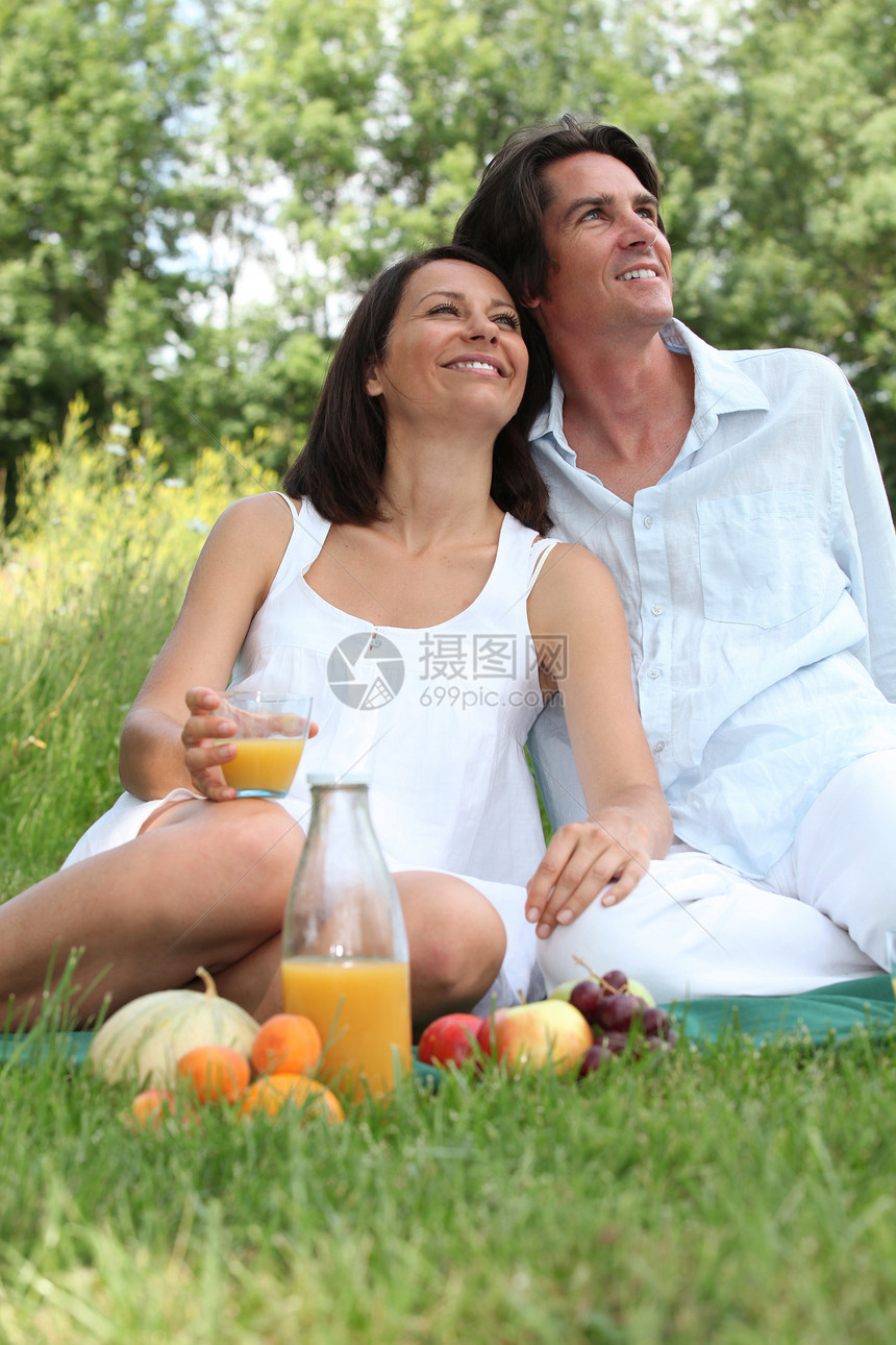 情侣在外面放松衬衫幸福橙子白色树木妻子农村公园女士玻璃图片