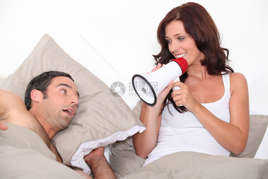 床上一对夫妇的肖像毯子微笑扩音器羽绒被丈夫卧室夫妻女朋友枕头说谎图片