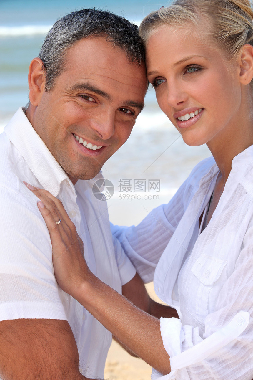 在海后面的一对夫妇 一个40岁的肌肉男和35岁的金发女郎图片