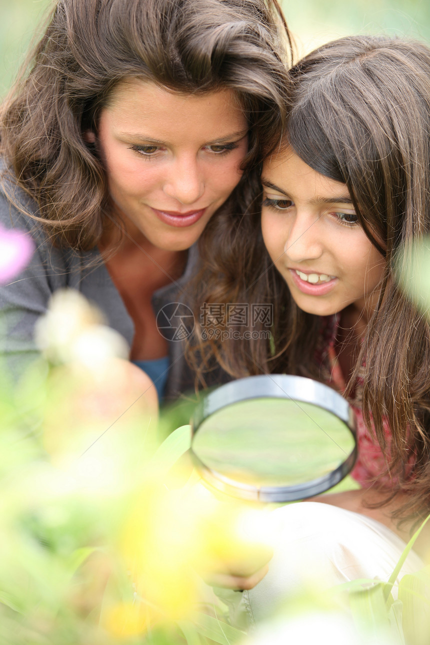 母亲和女儿 用放大镜杯图片