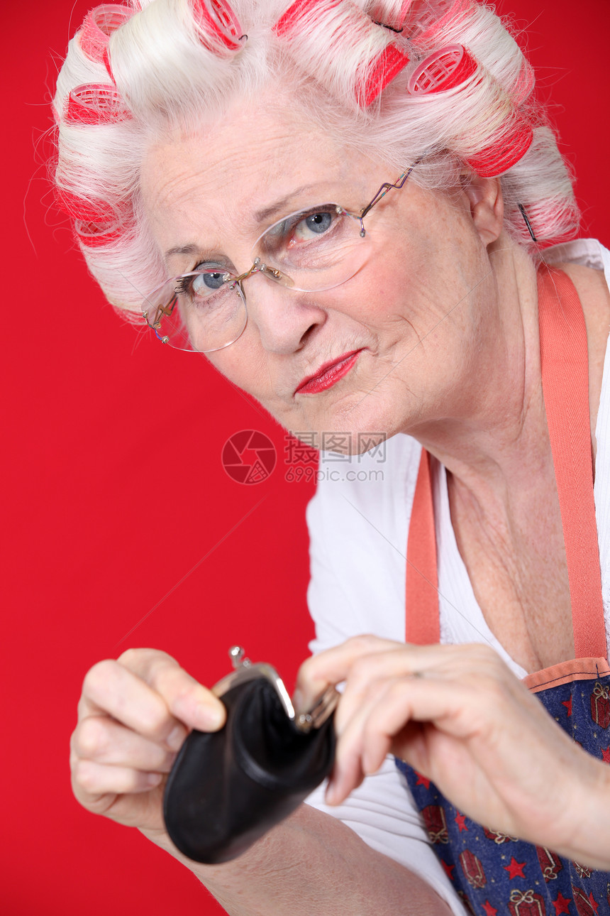 一个老太婆拿着一个空钱包图片
