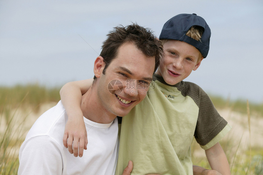 男人和儿子在一起过日子图片