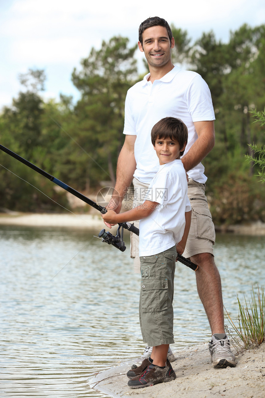 父亲和儿子捕鱼父母孩子男性绿色教学树木绿色植物公园快乐青春期图片