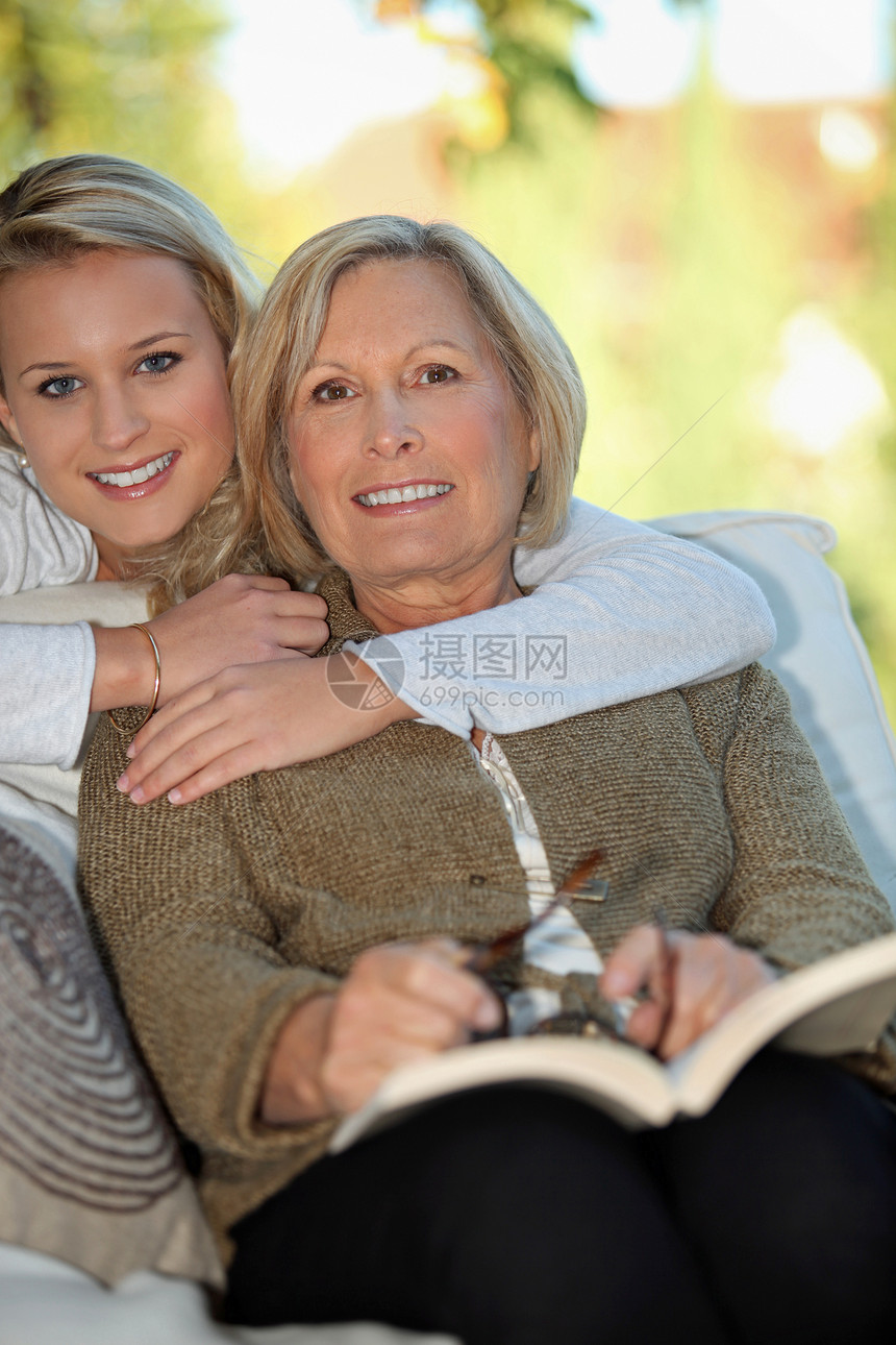 母亲和女儿小说白色老年幸福蓝色椅子头发妈妈金发女性图片