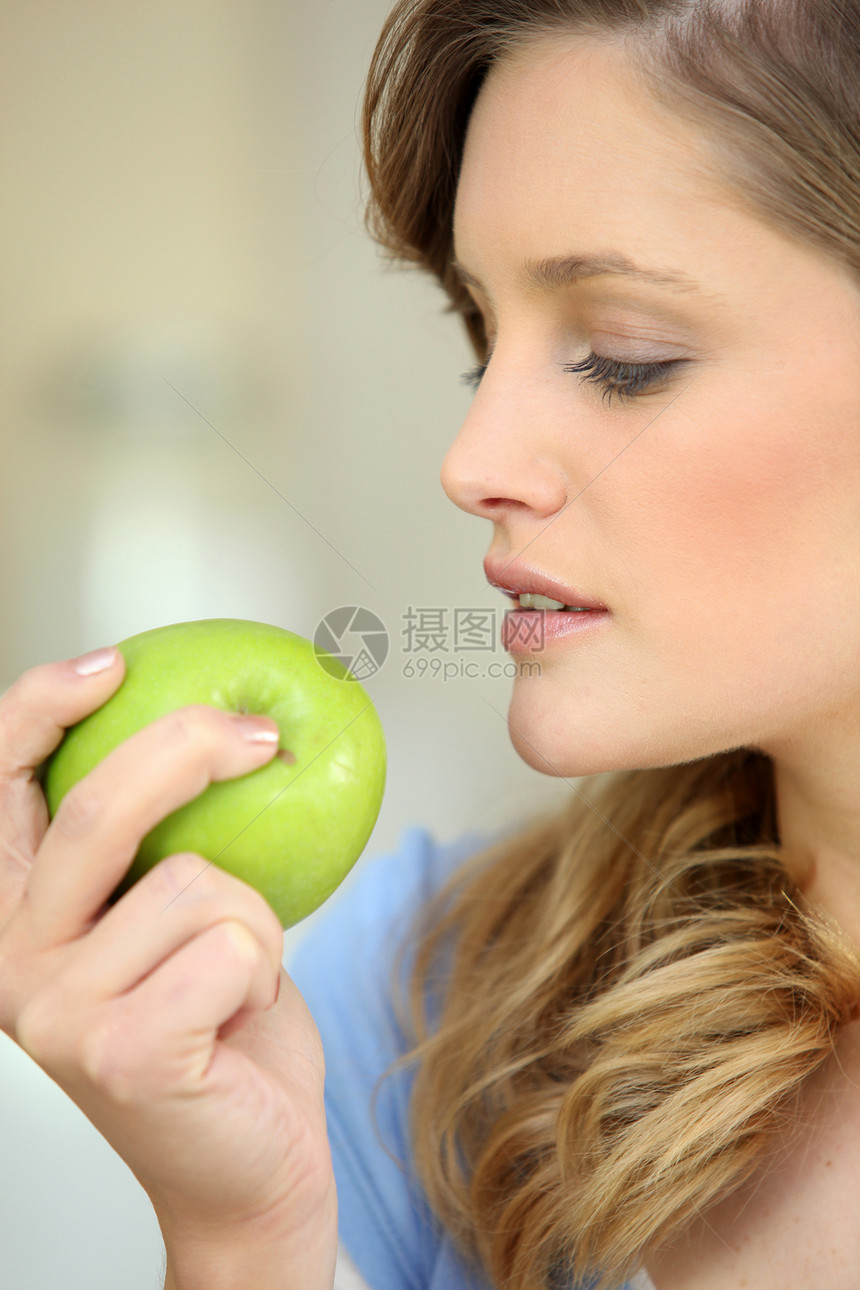 女人吃苹果水果女士眼皮下巴鼻子嘴唇眼影紧缩维生素化妆品图片