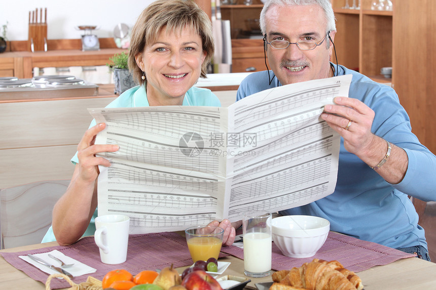 老年夫妇读书报纸妻子快乐早餐阅读祖父祖母幸福男人女孩女士图片
