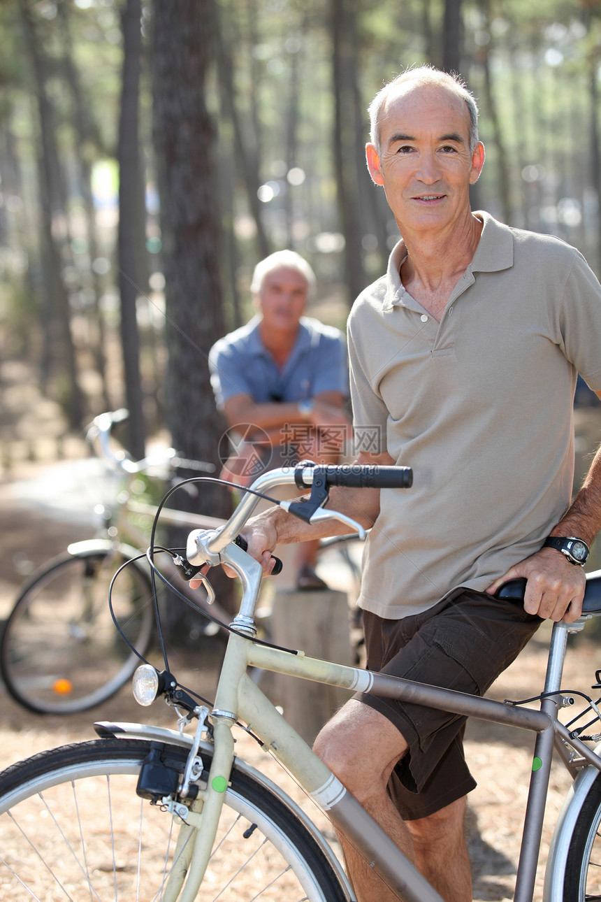 两个老人出外骑自行车图片