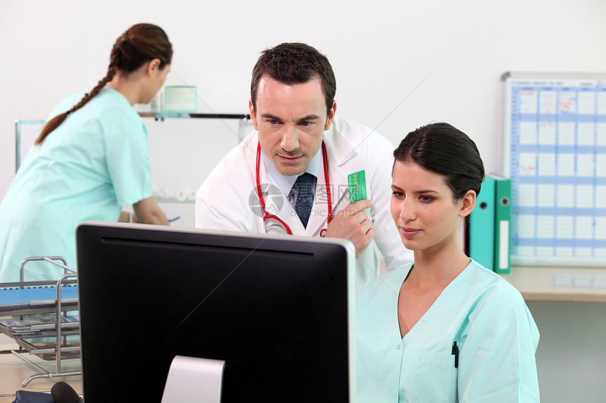 医生和护士在计算机上检查细节图片