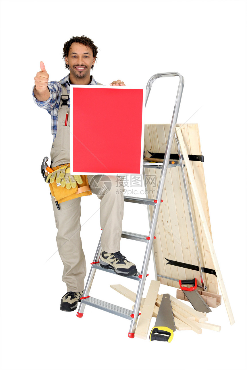 一个木匠大拇指举起 展示红色面板的木匠图片