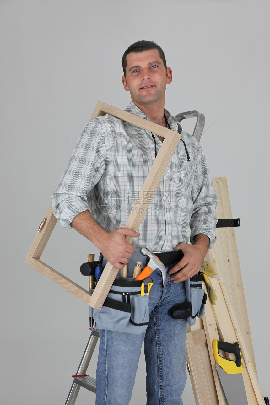 木匠的肖像快乐服务男人木材维修工业领班头盔工人工具图片