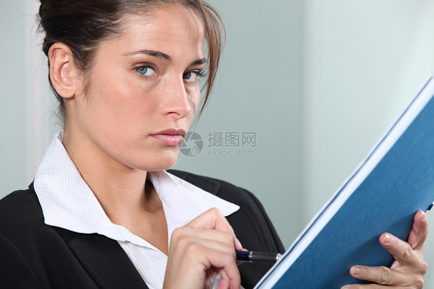 商业女商务人士写作实习生阅读女士销售量笔记套装头发女性经理图片