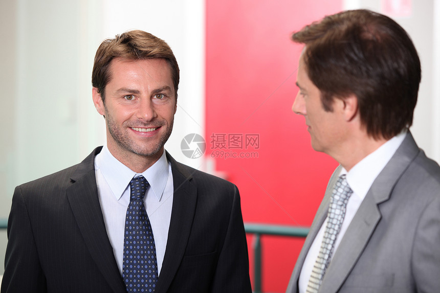 开着微笑的商务人士走廊男性男人商业棕色套装经理工作眼睛白色图片