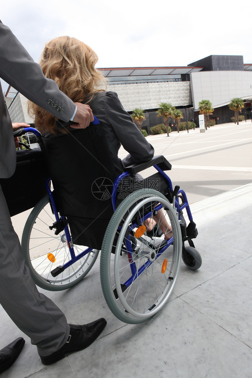 女性行政主管被推推轮椅图片