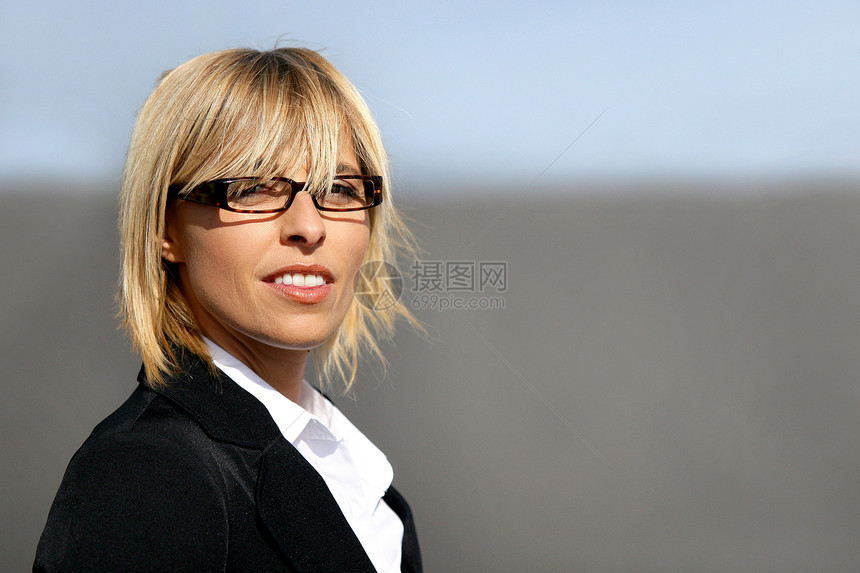 一名女商务人士的肖像外套城市女性人士蓝色头发套装夹克女孩商业图片