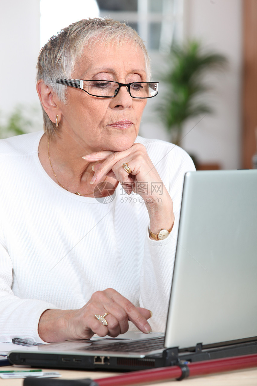 成年妇女膝上型电脑图片