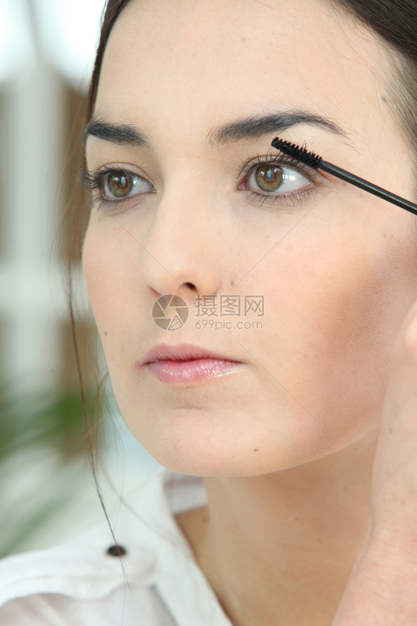 使用马斯卡拉的妇女化妆品棍棒眼睛鸢尾花黑色女士女孩皮肤容貌眼皮图片