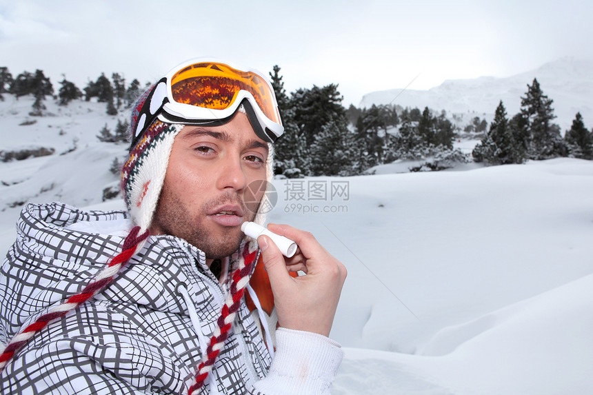 滑雪者用唇润滑油的肖像图片