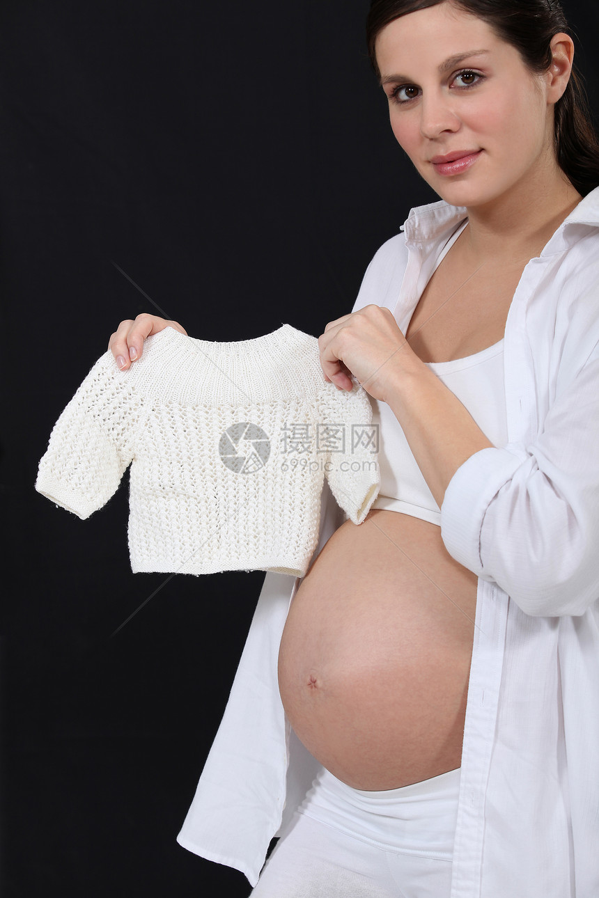 带针织跳跃器的孕妇图片