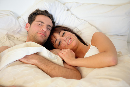 躺在床上的幸福情侣享受唤醒女朋友异性女士男人前戏夫妻苏醒情绪背景图片