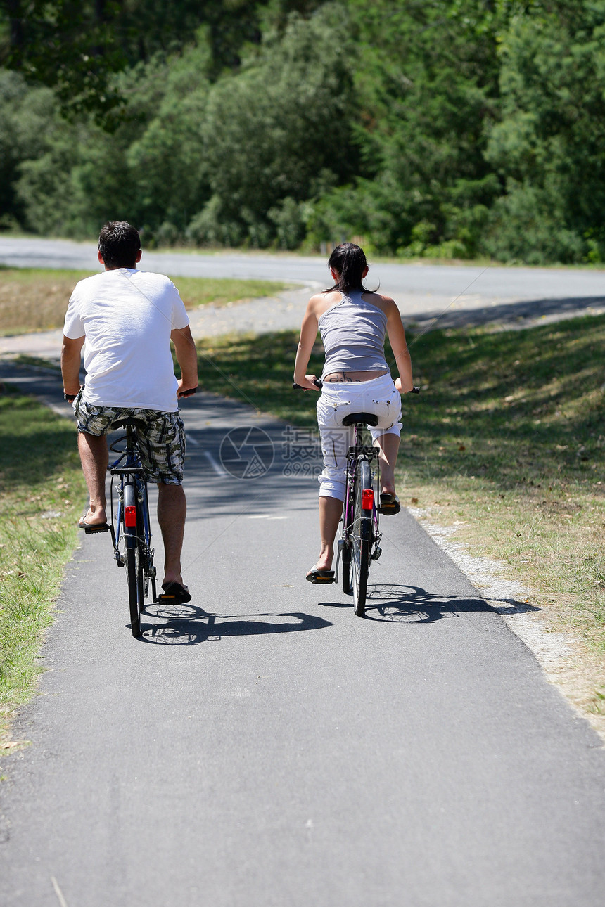 骑自行车的男人和女人公园享受行动微笑乐趣运动女士夫妻女性男性图片