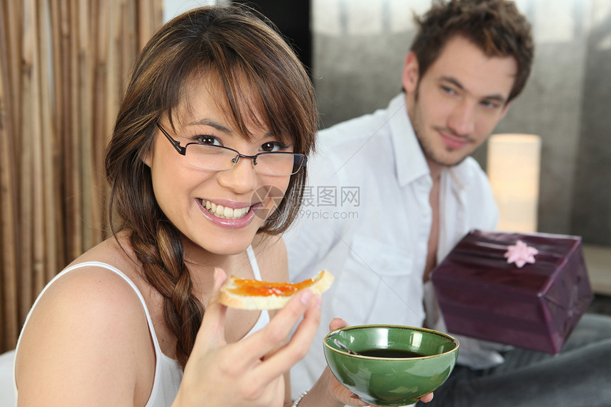 男人在早餐时提供女朋友的礼物图片