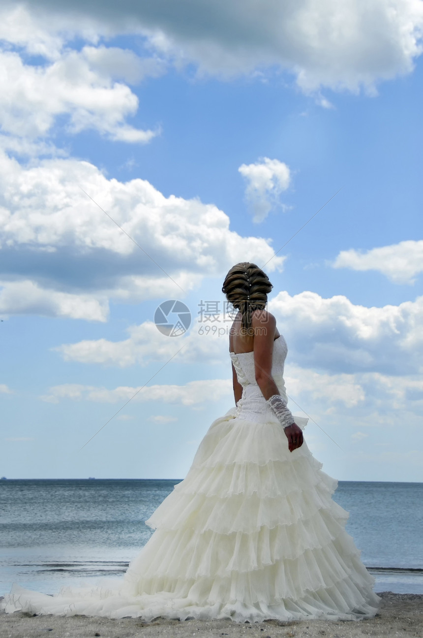 新娘站在沙滩上图片