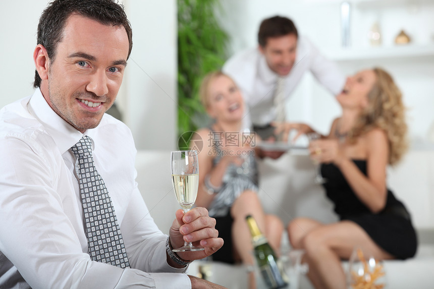 男人喝香槟庆典棕色金发领带男性衬衫成功玻璃女士派对图片