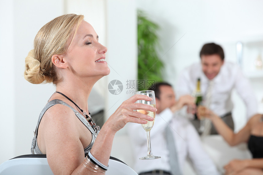 喝香槟的妇女奢华幸福娱乐庆典成功女士中年人派对女性食物图片
