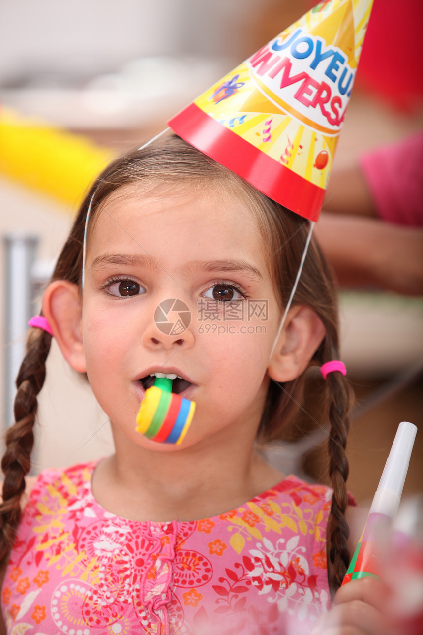 参加儿童生日晚会的少女青年派对周年乐趣童年特写房子女孩喇叭庆典图片
