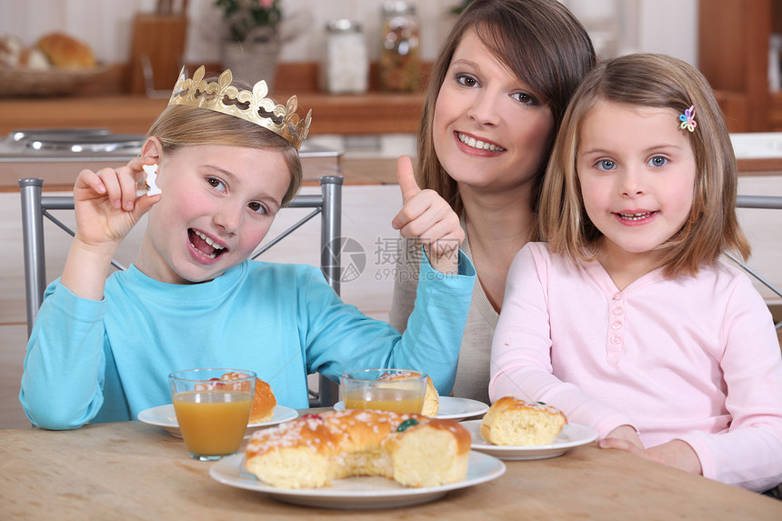 母亲和两个女儿吃蛋糕图片