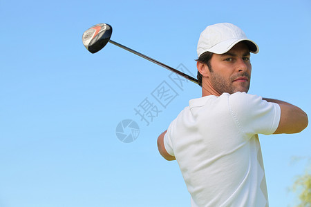 Golfer 挥一挥棕色专注娱乐运动头发蓝色运动员福利天空玩家背景图片