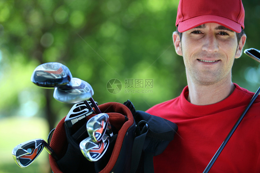 高尔夫球和俱乐部在他的肩膀上俱乐部高尔夫球头发娱乐微笑运动员福利玩家男人白色图片