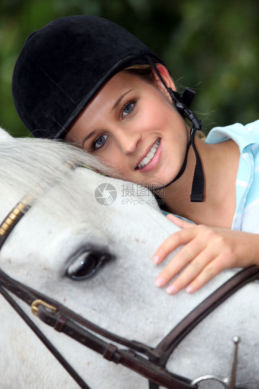 一个女人和她的马的肖像图片