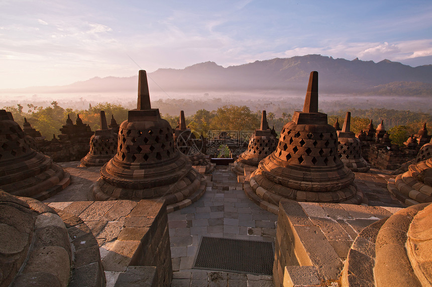 印度尼西亚博罗布杜尔寺庙佛教徒废墟仪式吸引力传统宗教墙纸天空装饰品石头图片