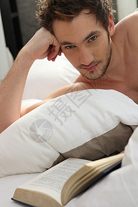 年轻人在床上看书高清图片