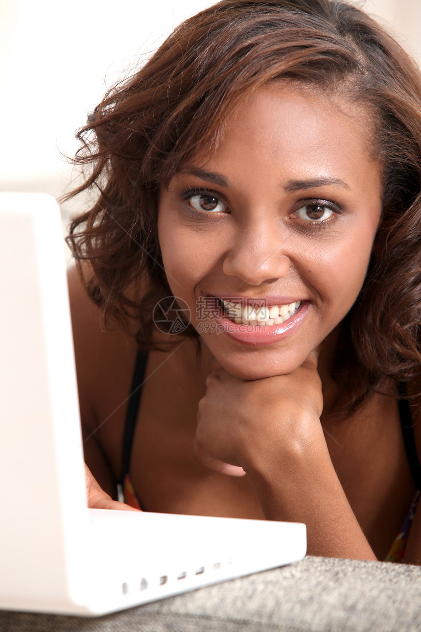使用笔记本电脑的快乐妇女键盘姿势黑发技术女士互联网工作室数据女性冒充图片