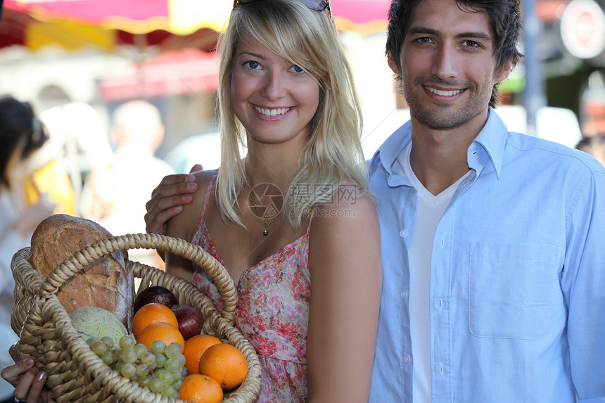 在市场上的情侣篮子水果橘子白色蔬菜金发头发感情面包已婚图片