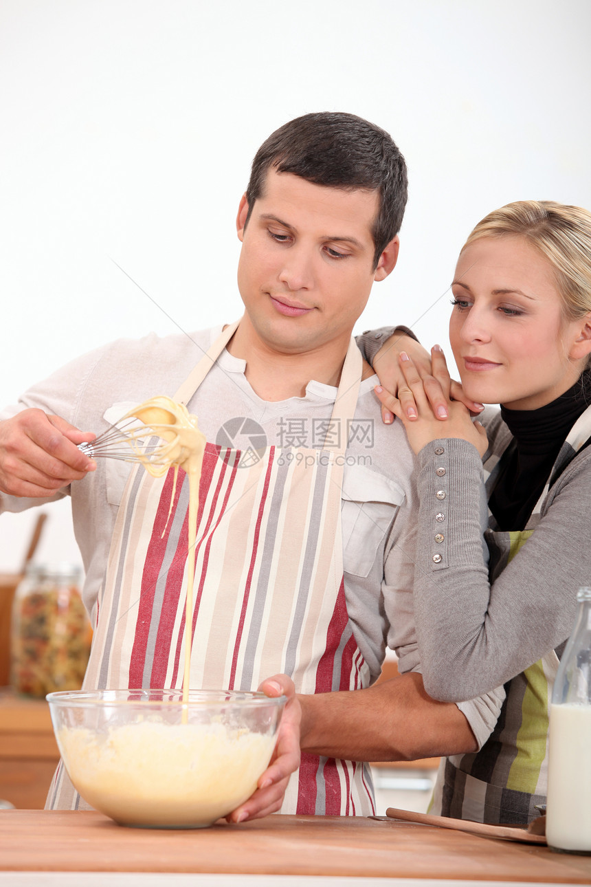 做饭的情侣手指烘烤棕色女士液体厨房蛋糕打蛋器牛奶成年人图片