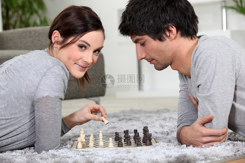 参加象棋的夫妇地面微笑思维木板团体乐趣男性说谎闲暇房子图片