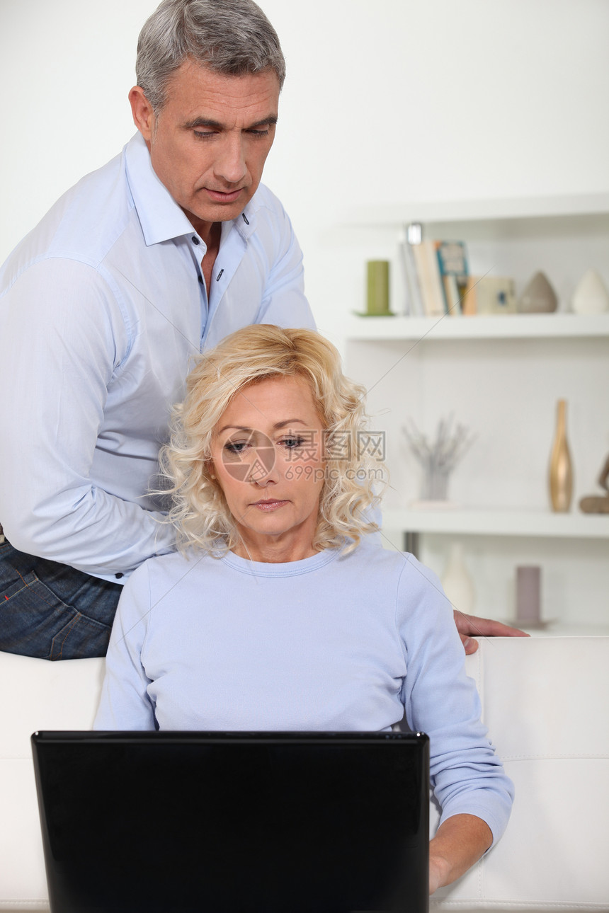 拥有膝上型电脑的父母图片