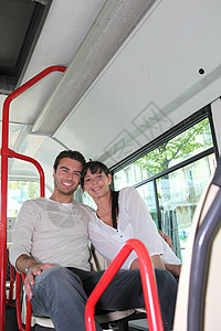 巴士司机一对夫妇坐在巴士上背景